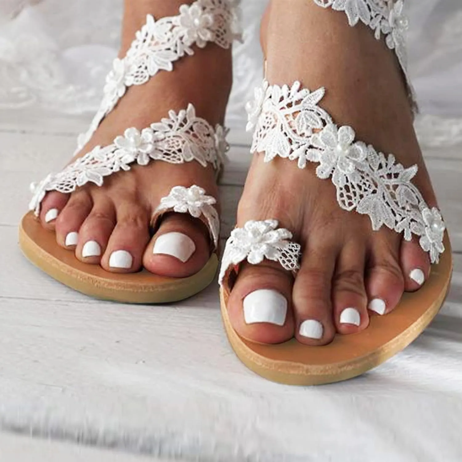 Flat Sandals for Women Dressy Women's White Flowers Lace Sandals Flat Clip Toe Boho Pearls & Floral Wedding Sandals for Bride Comfy Dress Toe Ring Roman Sandals