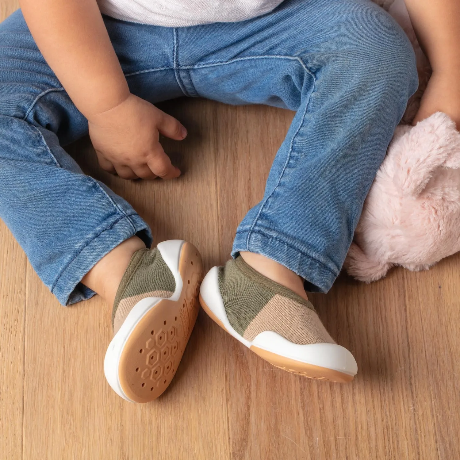 Komuello Flat Toddler Shoes, Breathable, Washable, Non-Slip, Secure Fit, Cotton Socks with Air Pocket Cushion for Indoor and Outdoor Use, Unisex Toddler Shoes for Girls