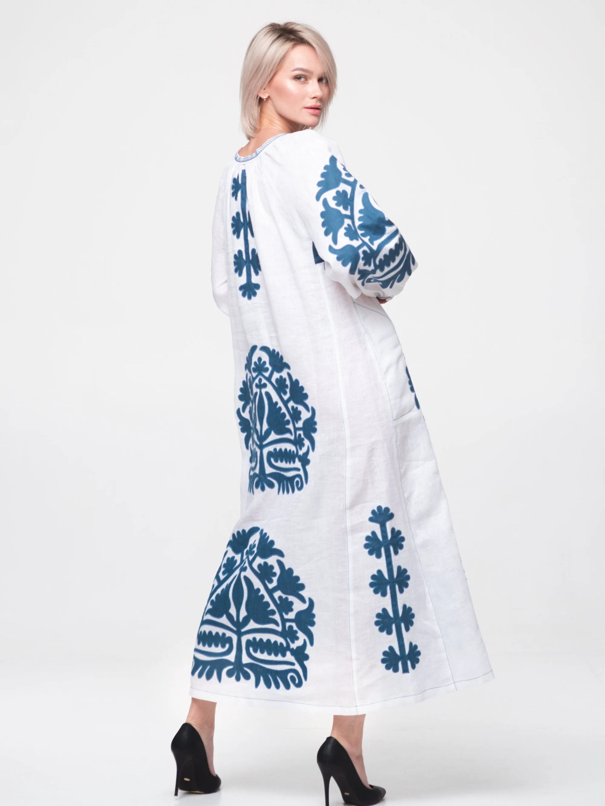 White dress with applique embroidery Bohemian wedding robe