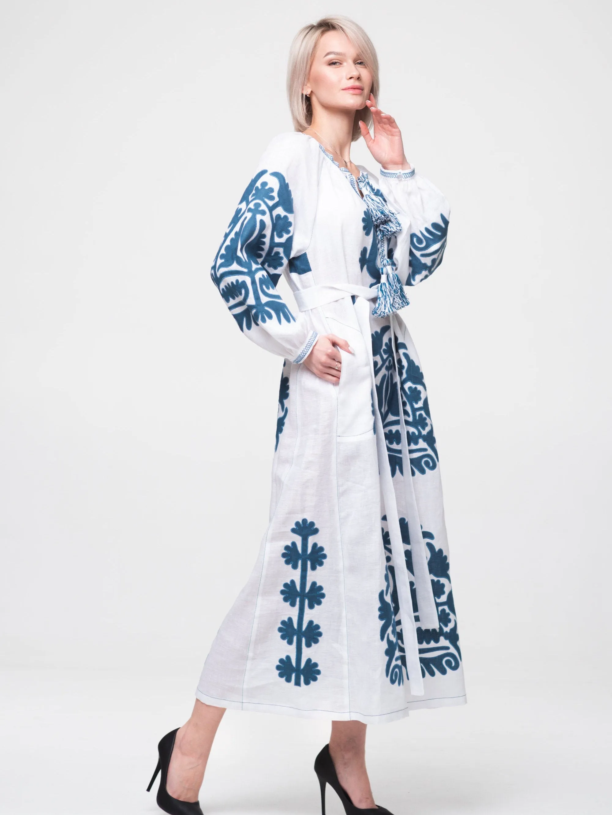 White dress with applique embroidery Bohemian wedding robe