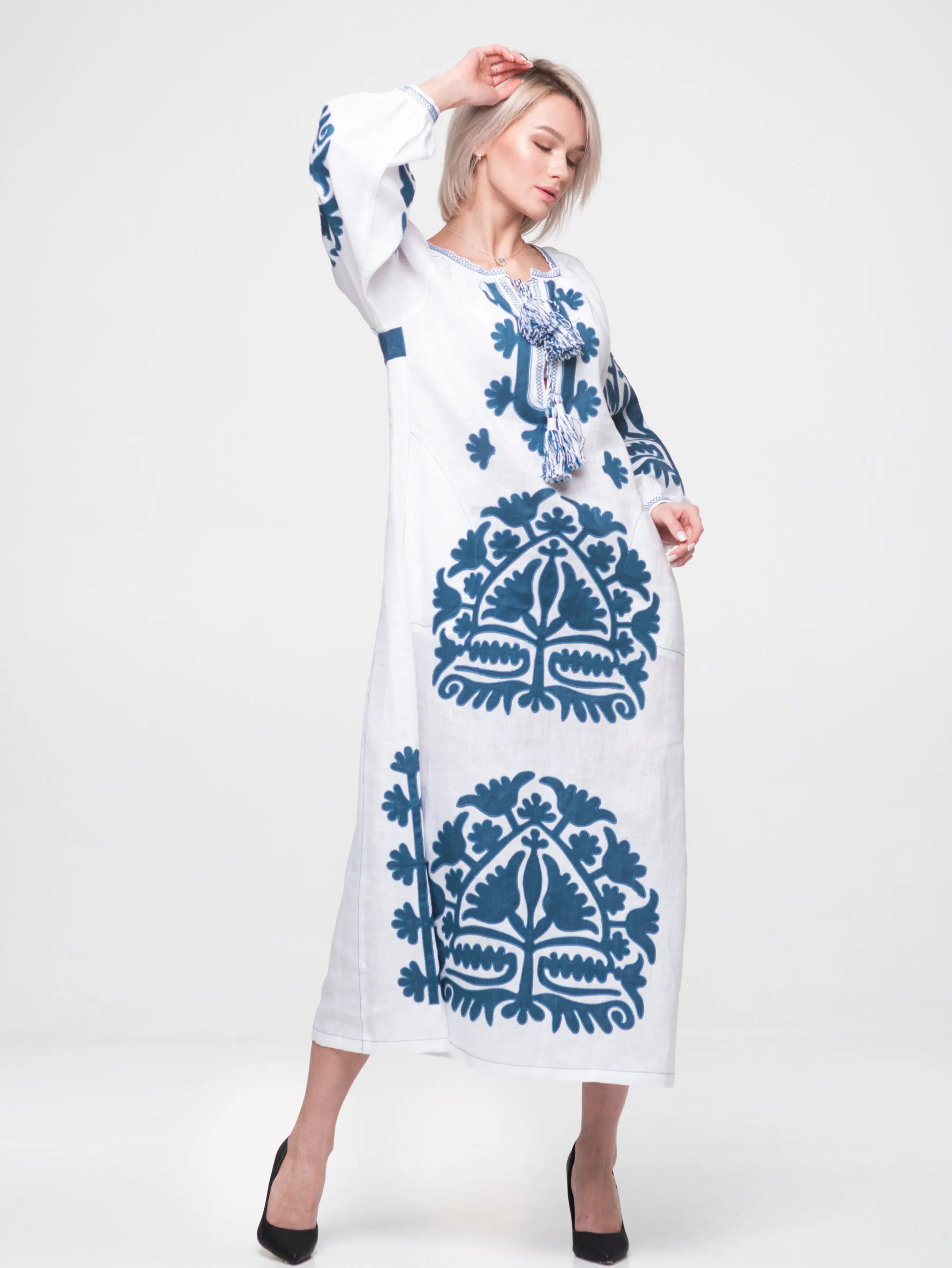 White dress with applique embroidery Bohemian wedding robe
