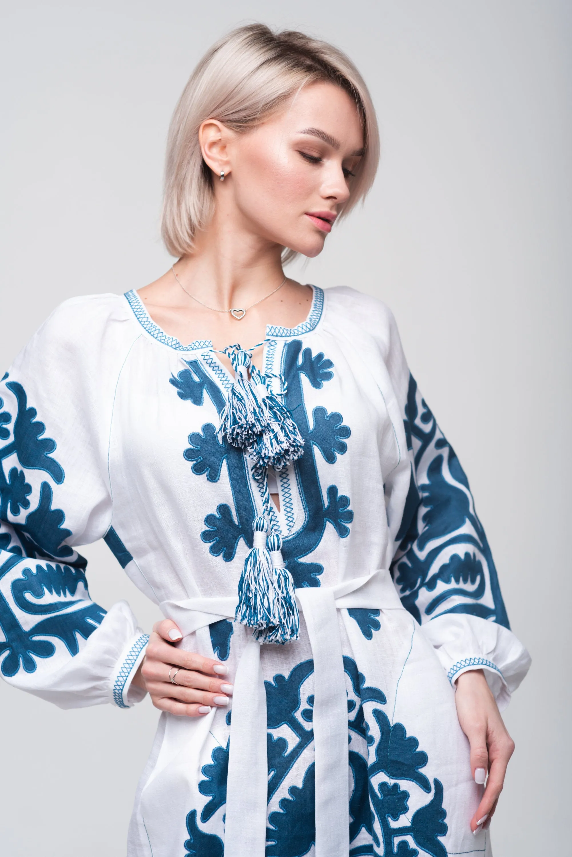 White dress with applique embroidery Bohemian wedding robe